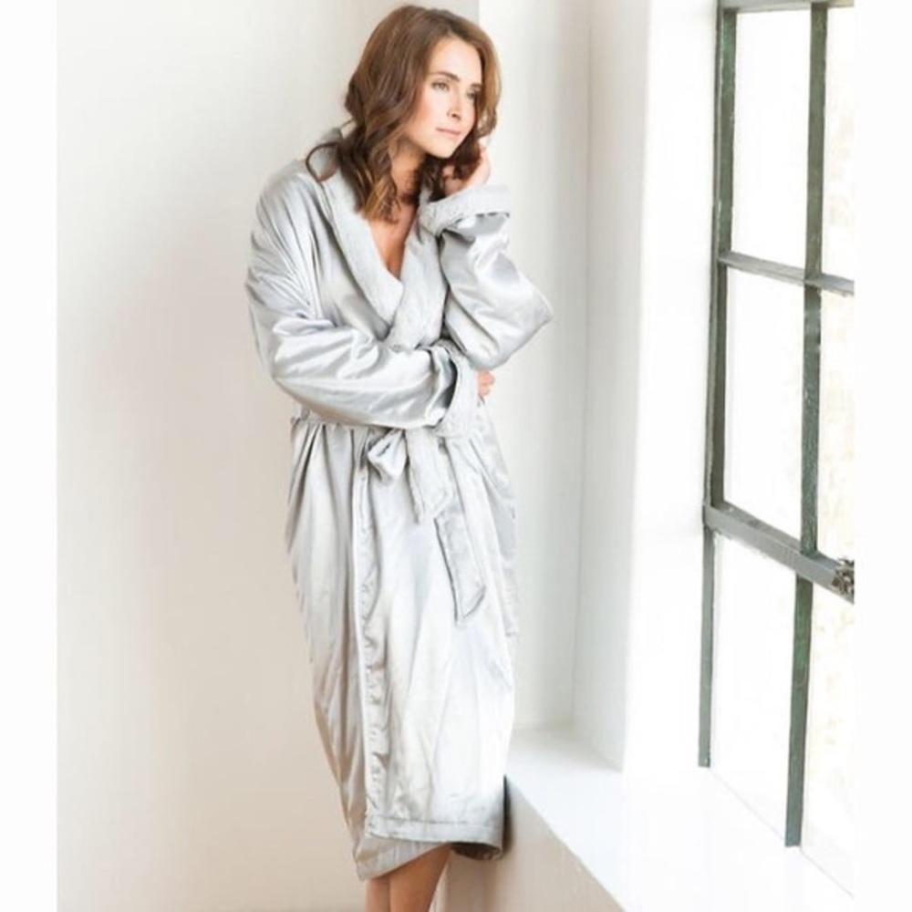 Giraffe at Home Luxe Satin Robe Small Gray Faux Fur Lined Cozy Cover Up